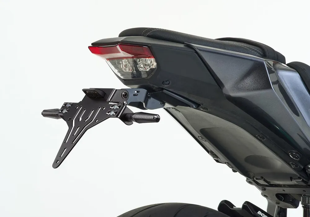 PROTECH V-SHAPE Kennzeichenhalter SET mit Reflektor und Beleuchtung Alu & Stahl Schwarz für YAMAHA MT-09 / SP, MT-09 Automatik (Y-AMT) Sofort Bestellen